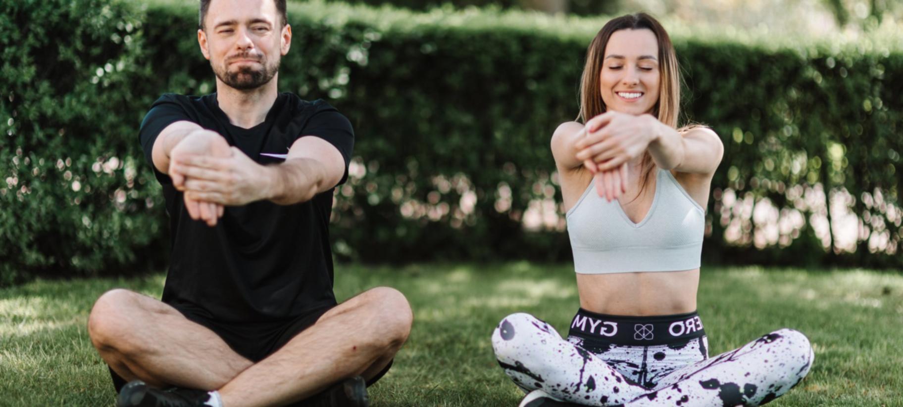 Paarmassage – entspanntes Paar bei einer professionellen Behandlung
