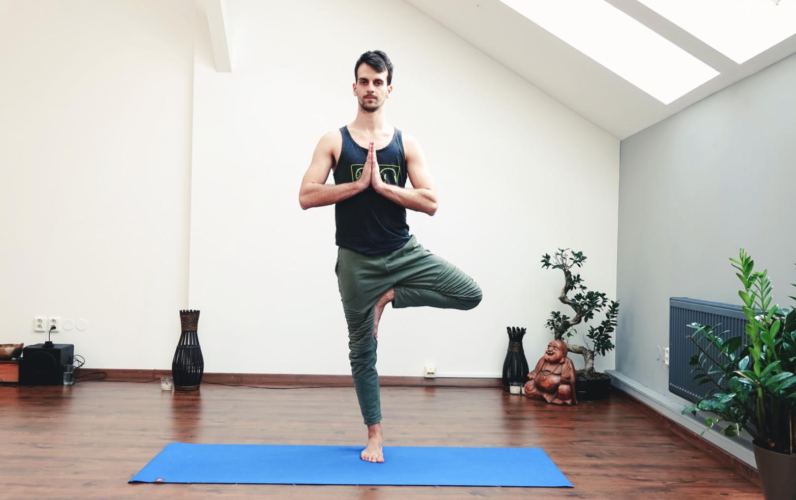 Vorbereiteter Massageraum mit warmem Licht und hochwertigen Materialien